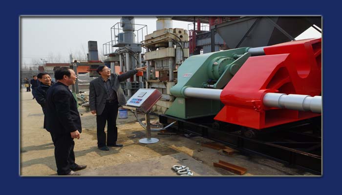 发往澛_利亚的国内大型压砖机—市(jng)政协参观现场